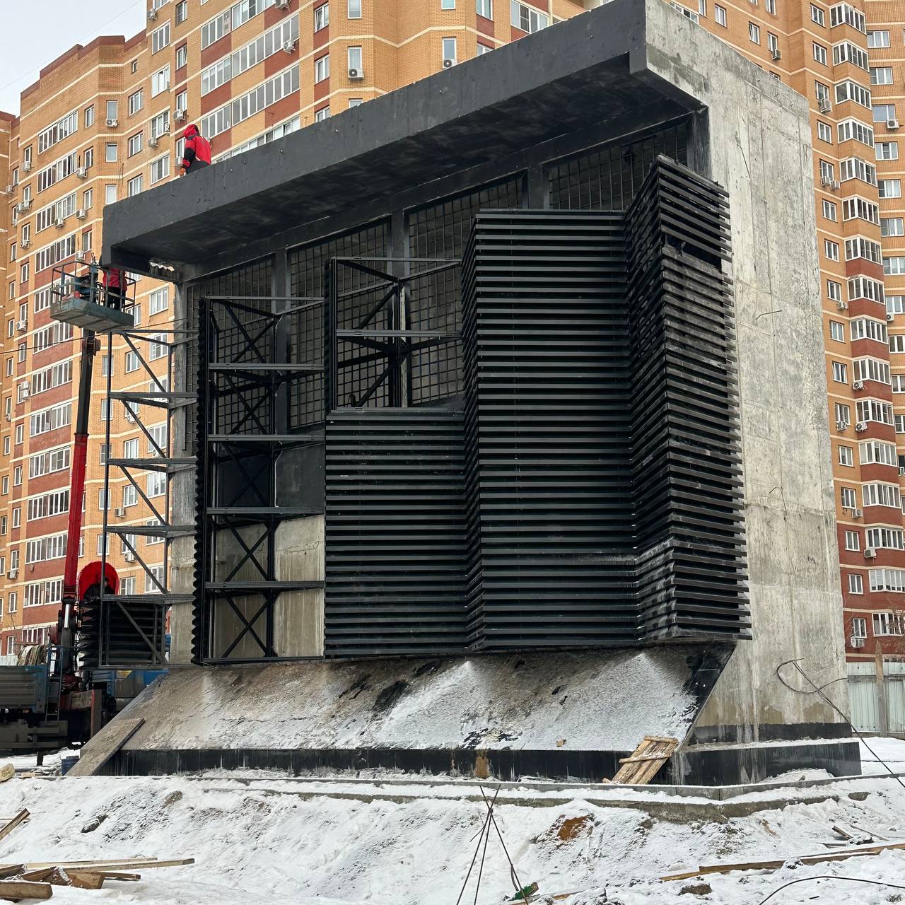 Монтаж фасадных ламелей венткиоска автокраном
