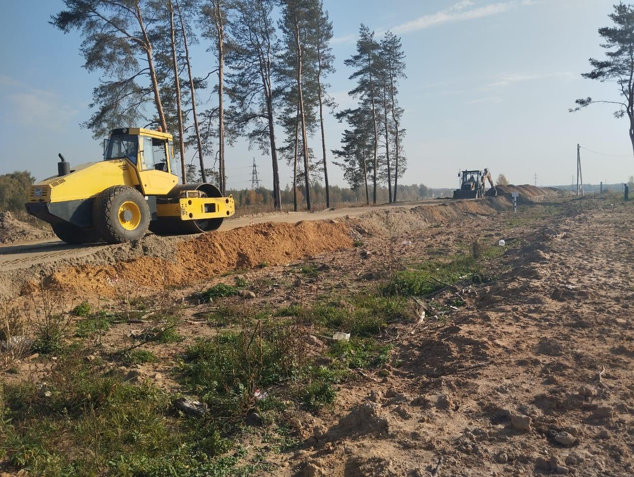 Укатка земляной насыпи тяжелым грунтовым катком